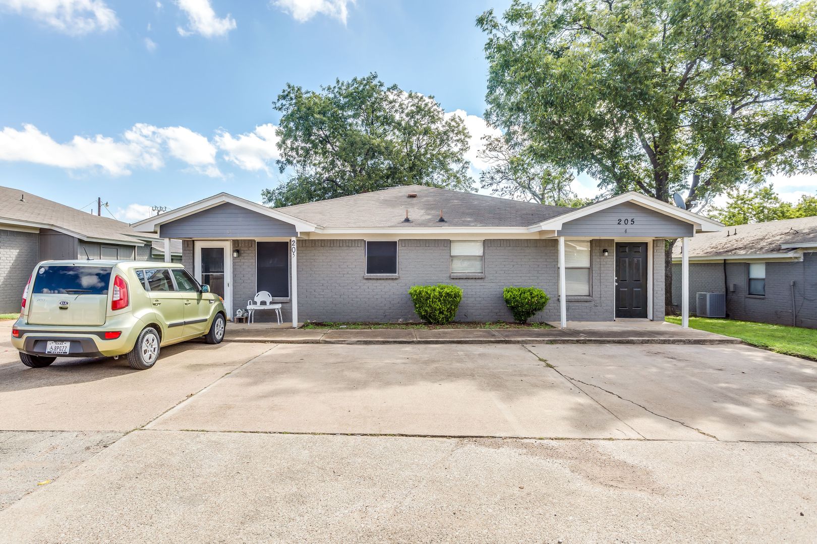 Crowley Apartment: 200 N Tarrant St