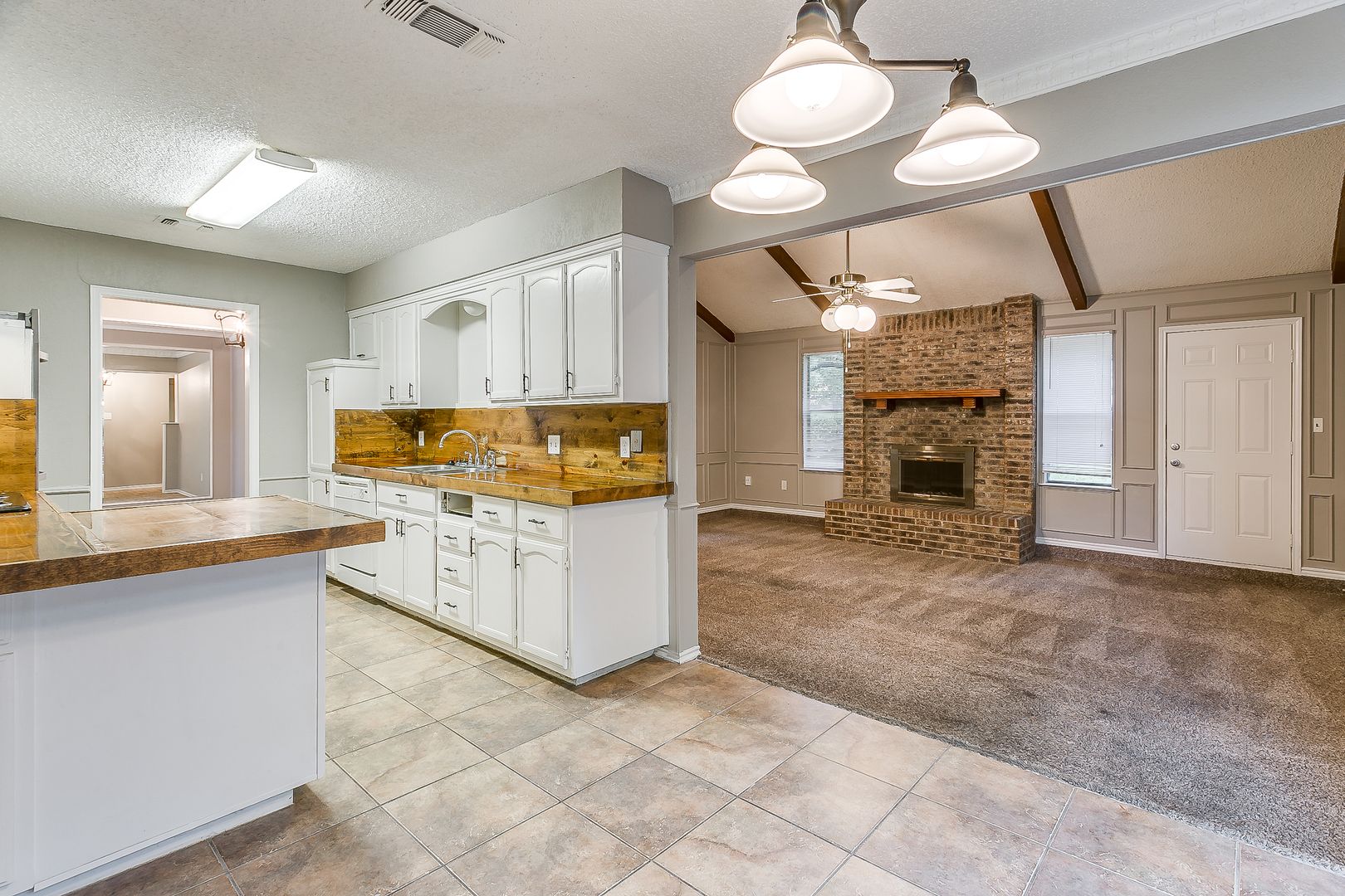 Burleson House: 120 NE Alsbury