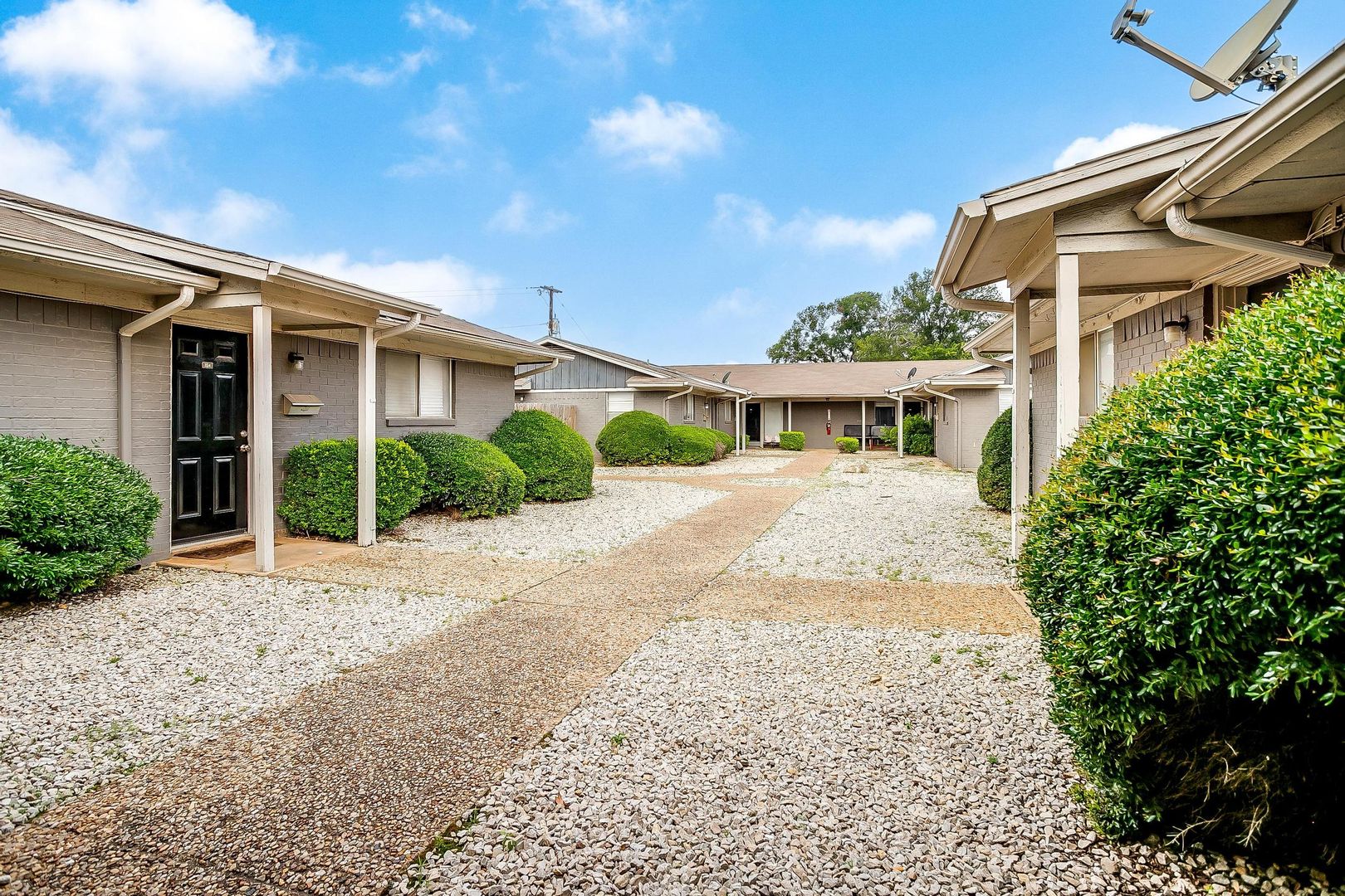 Crowley Apartment: 200 N Tarrant St