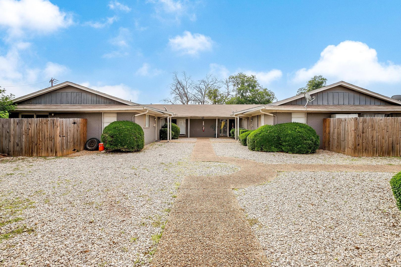 Crowley Apartment: 200 N Tarrant St