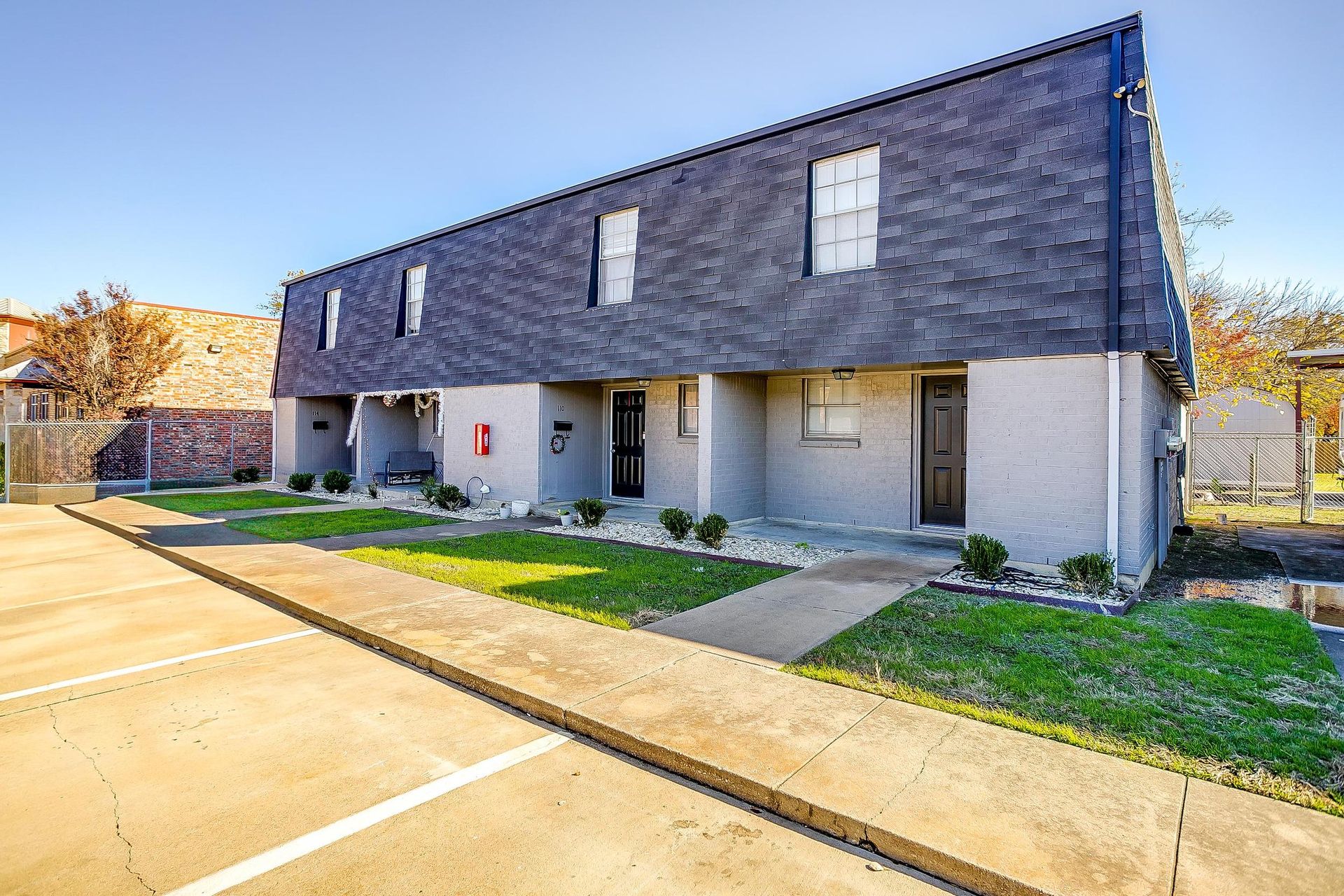 Burleson Apartment: 105 SE Gardens Blvd 111