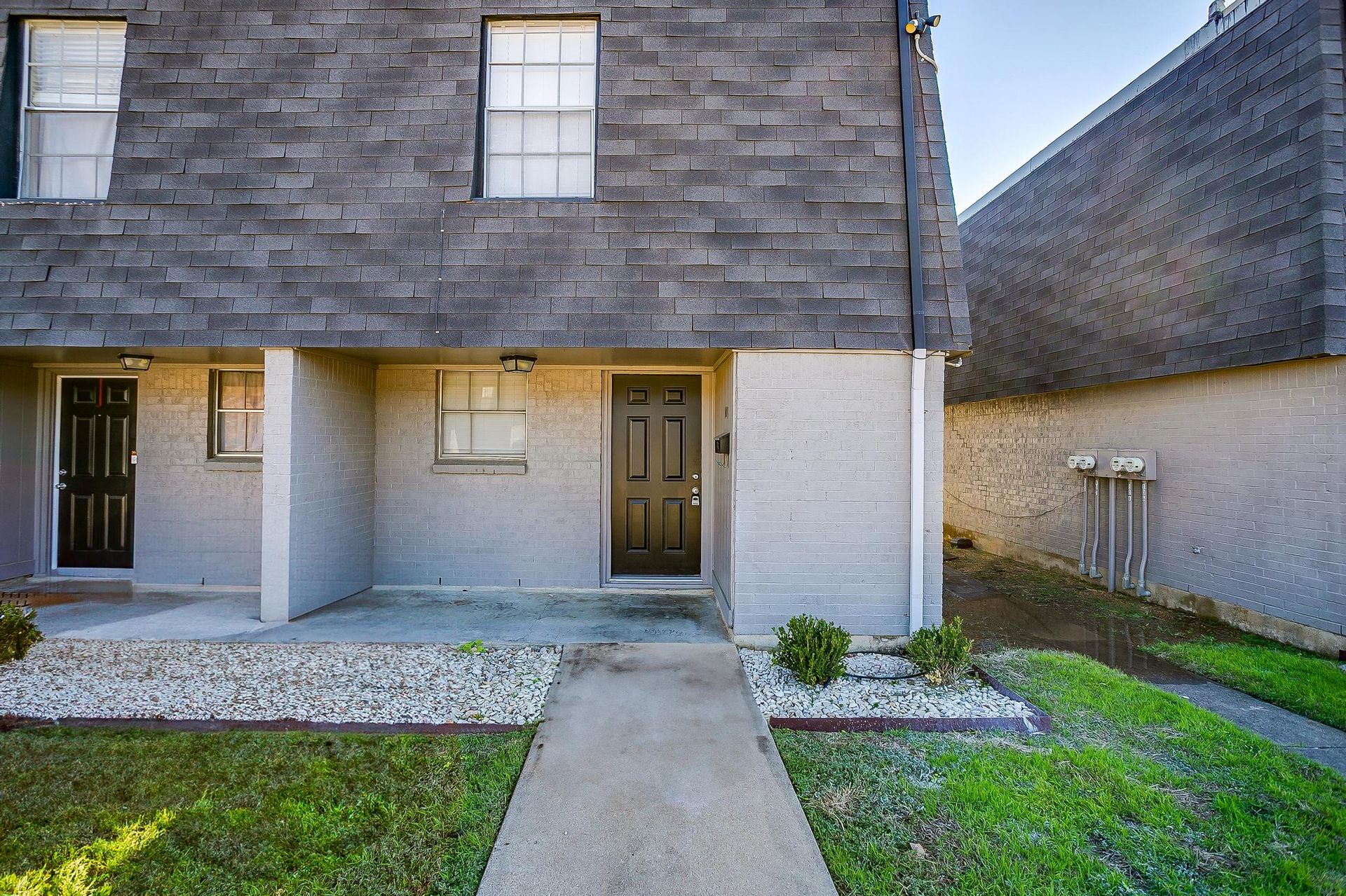 Burleson Apartment: 105 SE Gardens Blvd 109