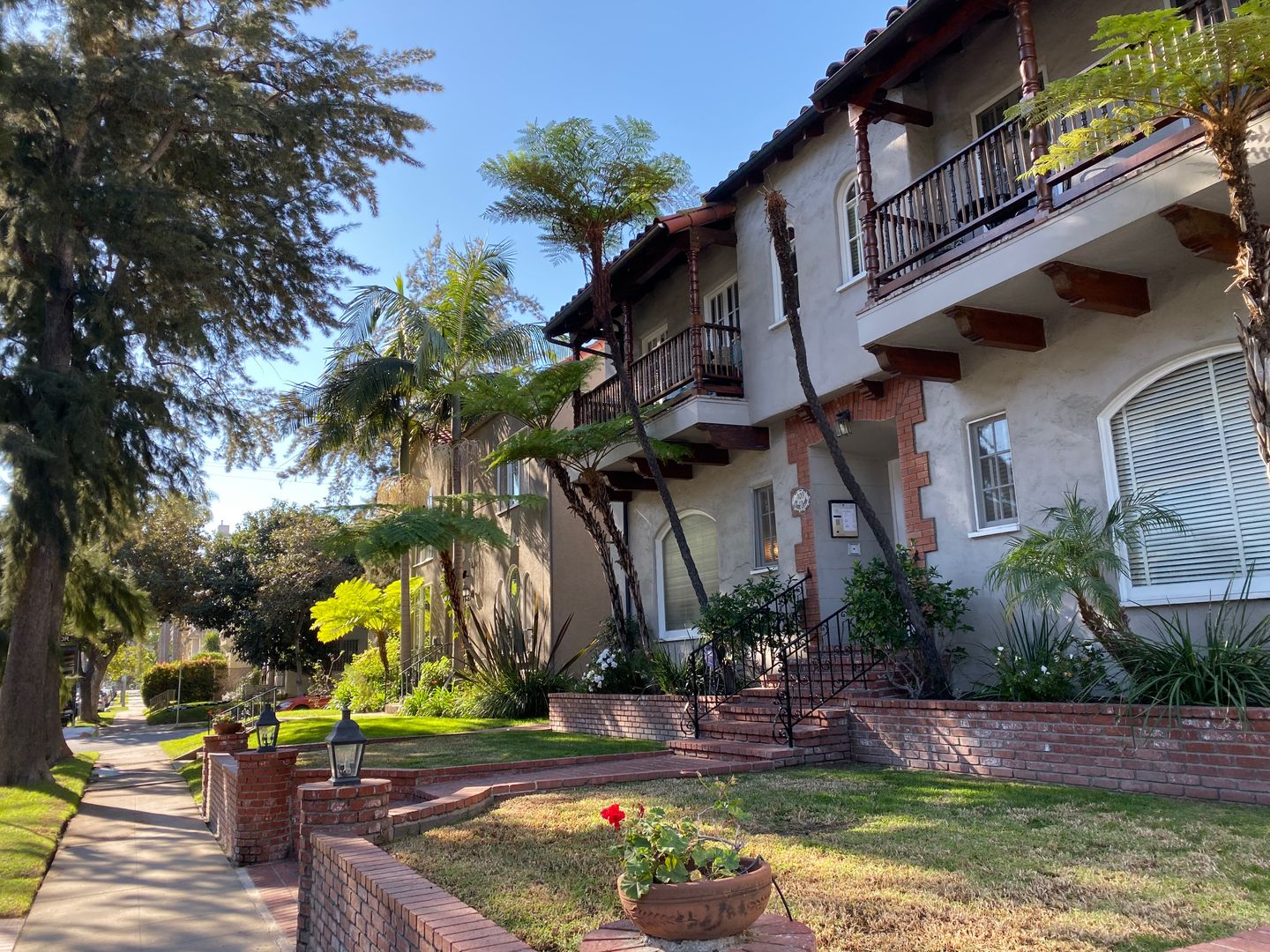 Los Angeles Apartment: 109 N. Clark Dr.