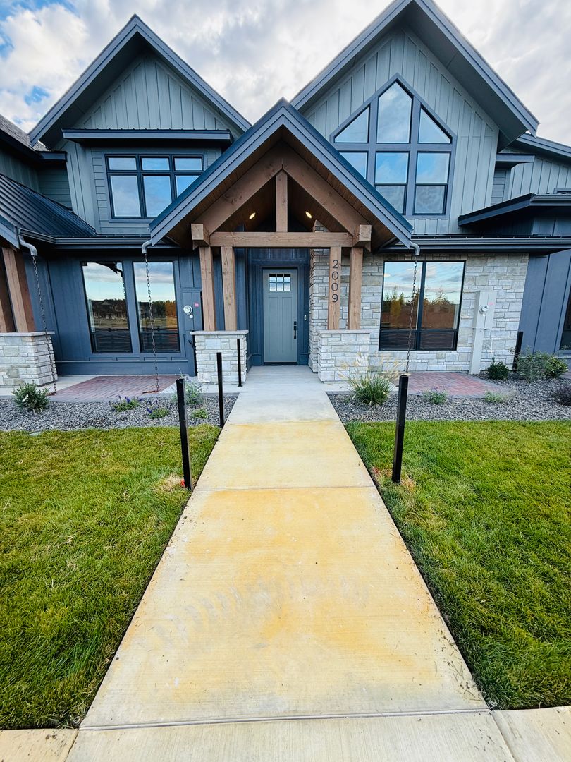 Eagle Apartment: W Freya Court