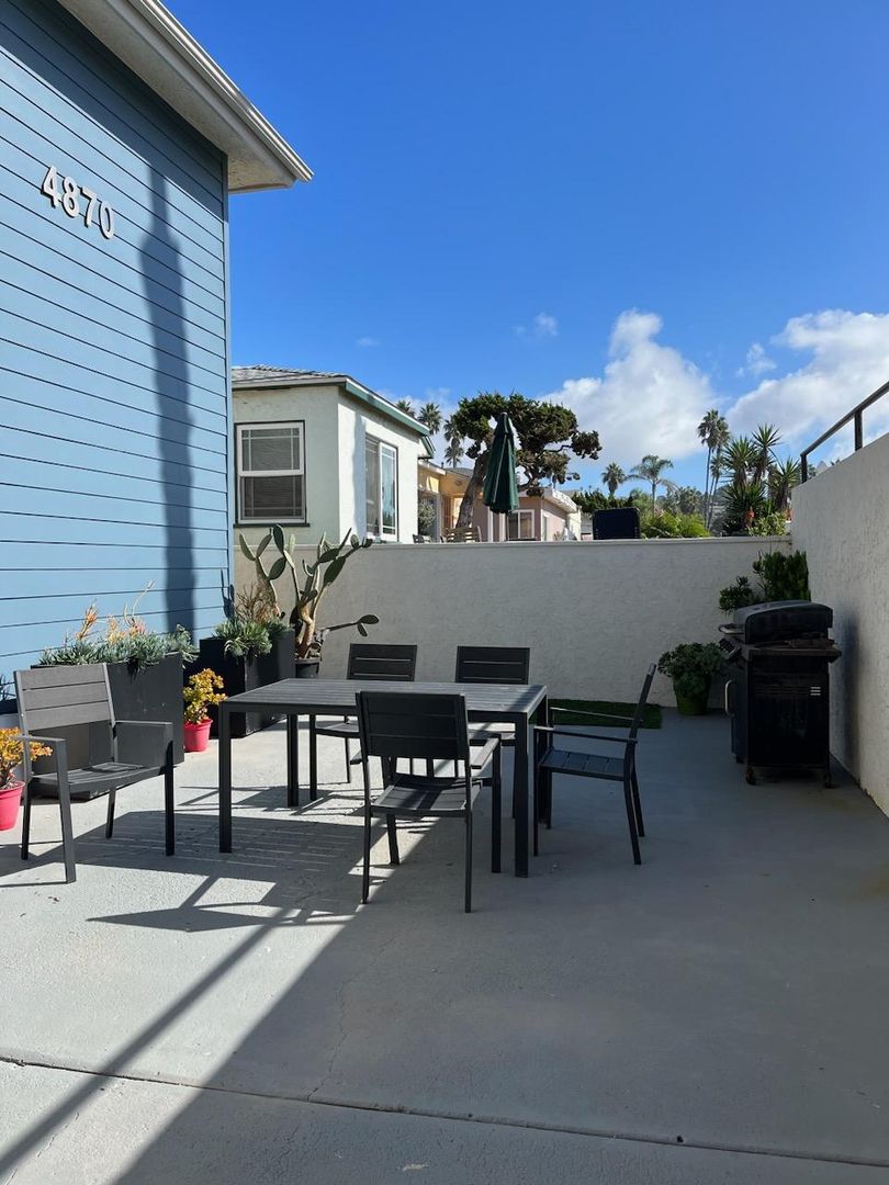 San Diego Apartment: 4870 Pescadero avenue
