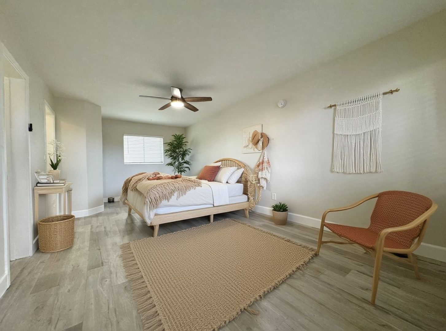 LA JOLLA Apartment: 1141 SILVERADO ST. #114