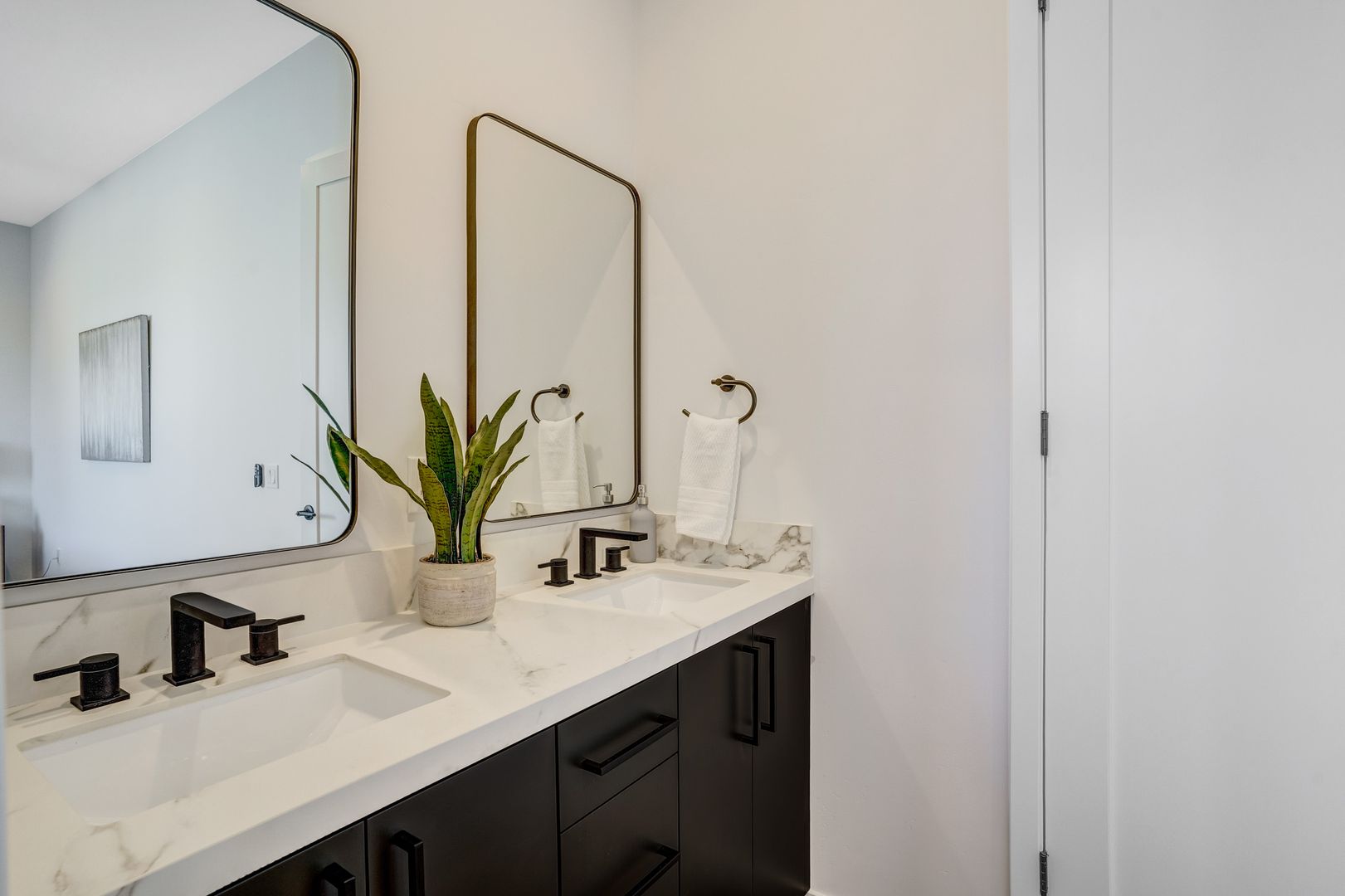 COASTAL LIVING AWAITS IN PACIFIC BEACH! Spacious, Gorgeous 3BA/2BA | $5,800/mo! 8 of 12