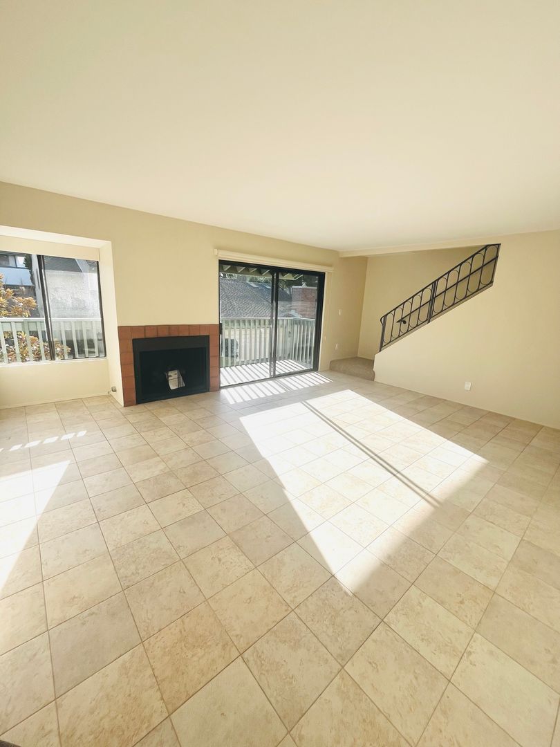 La Jolla Townhome: 8230 Caminito Modena