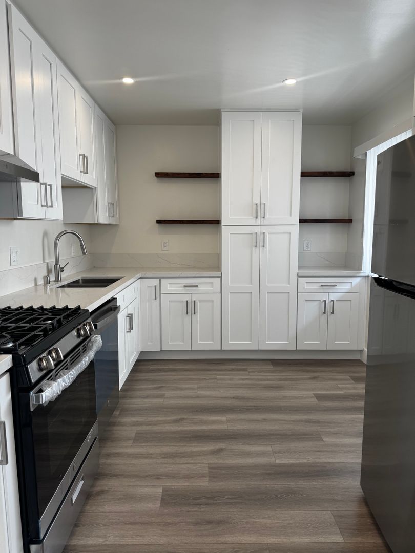 San Diego Apartment: 4870 Pescadero avenue
