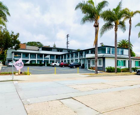 STUDIO APARTMENT AVAILABLE IN THE HEART OF LA JOLLA! ONLY $1,600/mo!