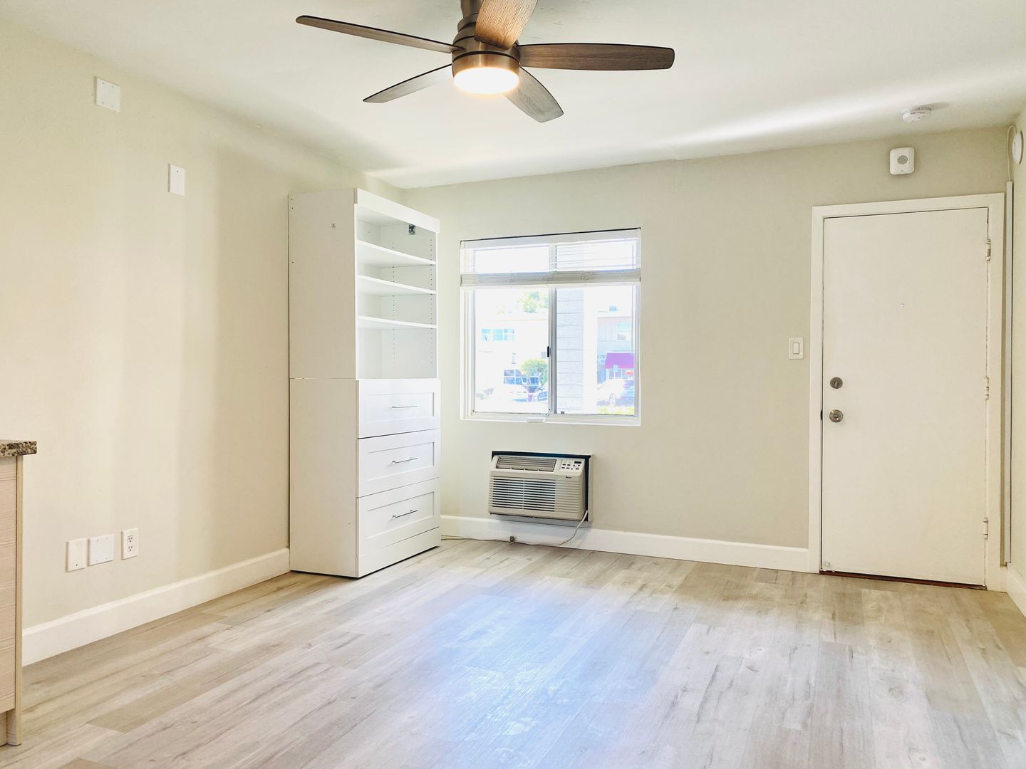 LA JOLLA Apartment: 1141 SILVERADO ST. #112