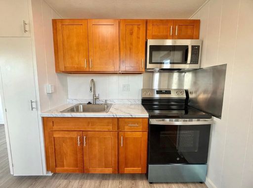 Newly Renovated 2 Bedroom / 1 Bathroom Cottage in Kahului!