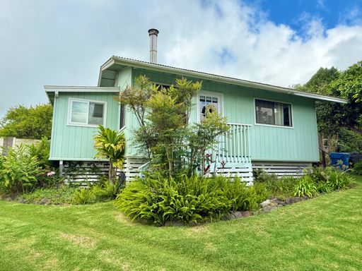 Partially Furnished 2-Bedroom / 1-Bathroom Cottage in Kula!