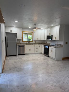 Newly Renovated 2 Bedroom / 1 Bathroom Cottage for Rent in Makawao!
