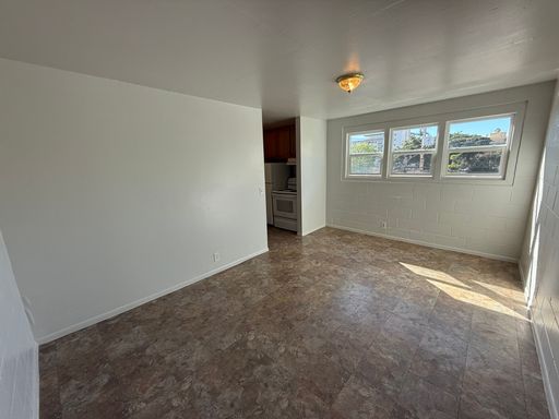 Spacious 1 Bedroom / 1 Bathroom Unit in Wailuku!