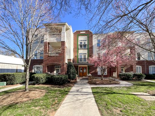 Charlotte Living at Its Best! 2BR/2BA End Unit + Chef’s Kitchen & Water Included! – photo 1