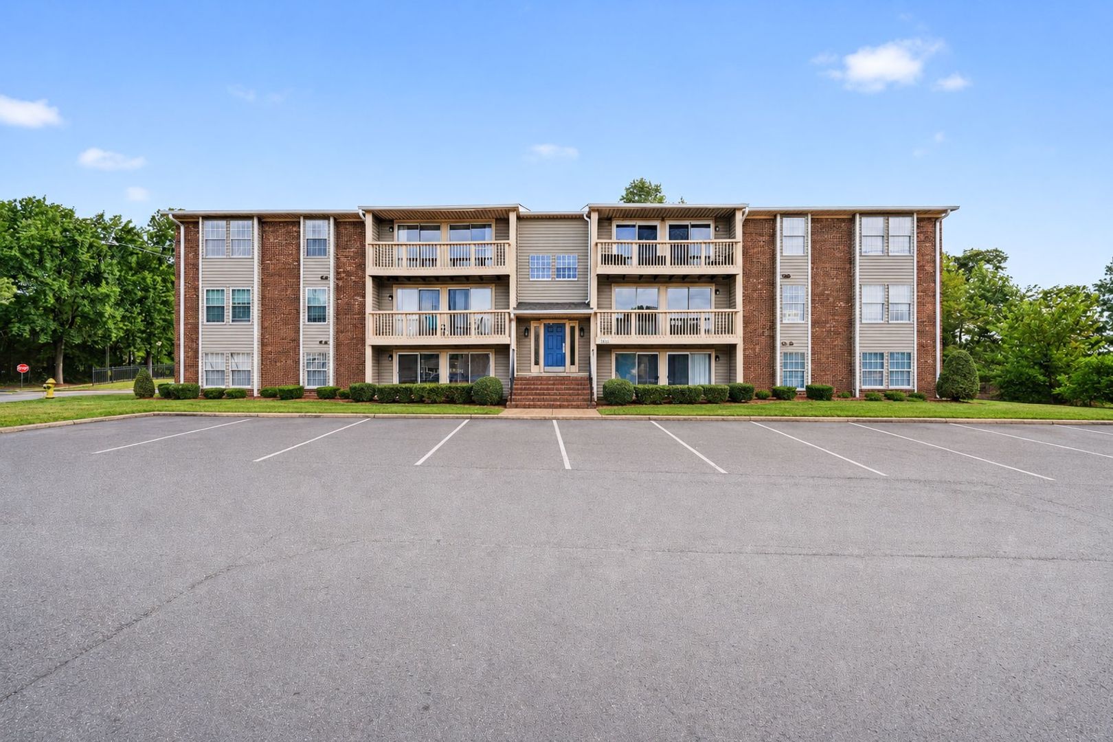 Charlotte House: 1624 Arlyn Cir APT J