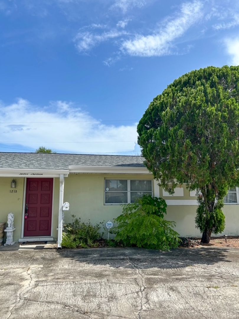 Indian Harbour Beach House: 1213 Banana River Dr