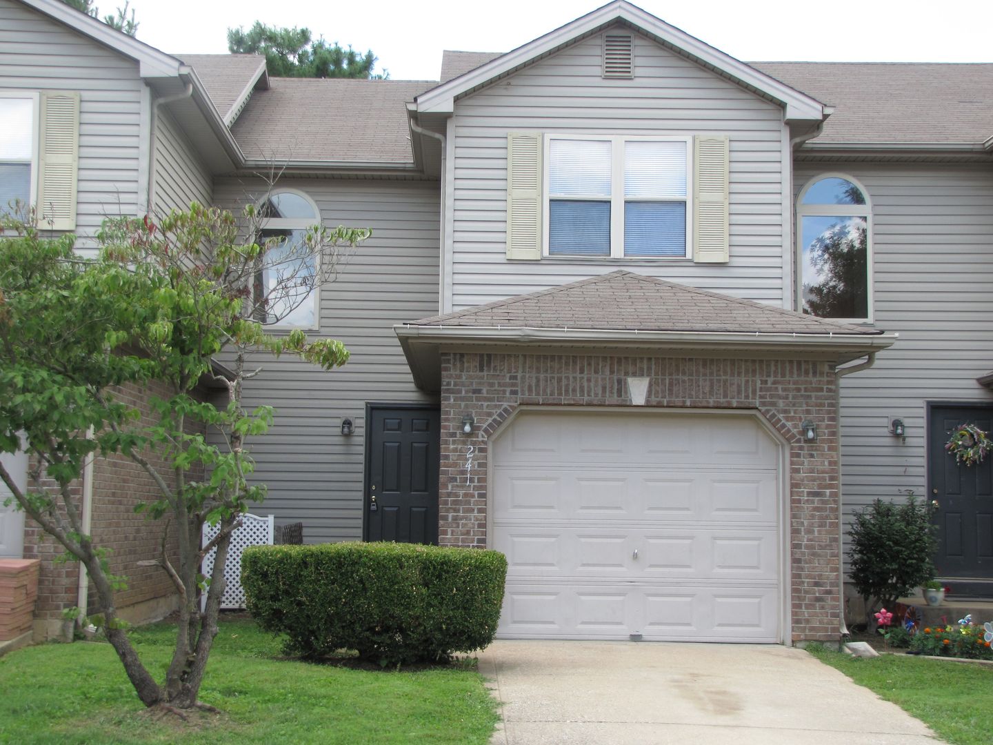 Versailles Apartment: 214 Breckenridge Rd