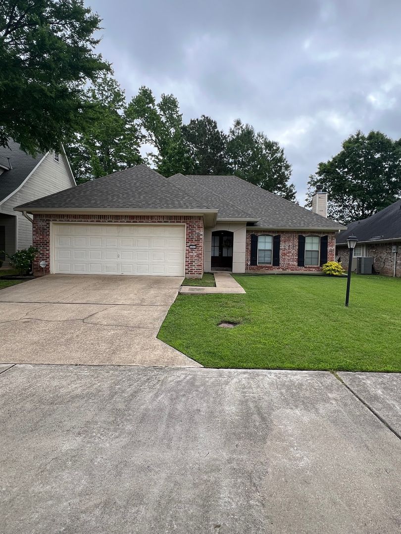 Shreveport House: 10513 Plum Creek Dr
