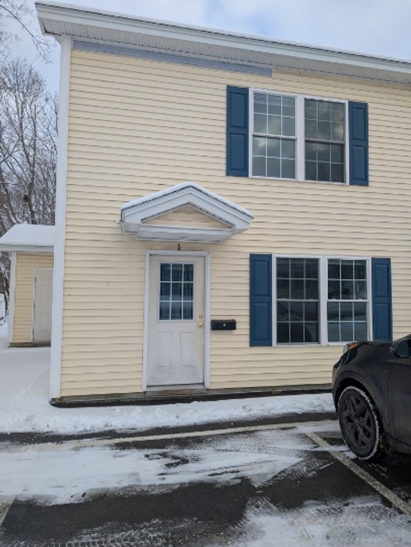 Old Town Apartment: 614 Main St