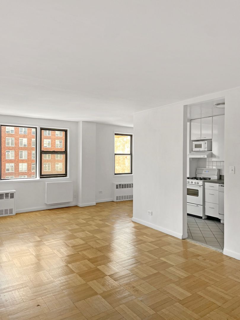 New York Apartment: 150 E 18th Street 14B