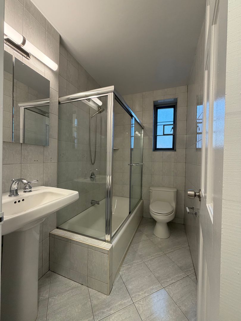 Forest Hills Apartment: 150 Greenway Terrace