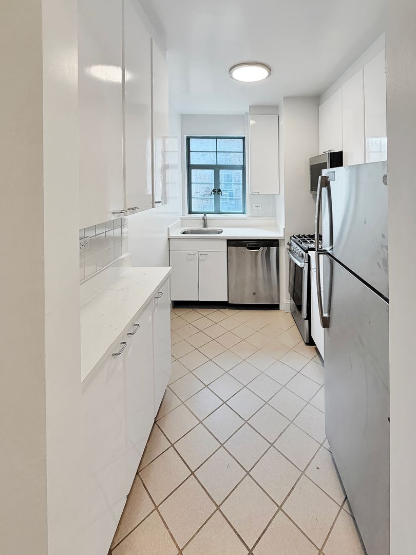 Forest Hills Apartment: 150 Greenway Terrace