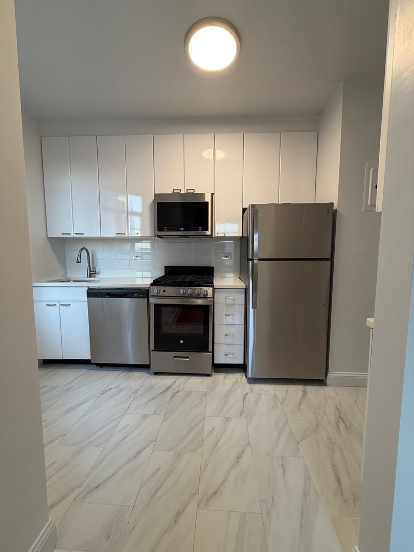 Forest Hills Apartment: 150 Greenway Terrace