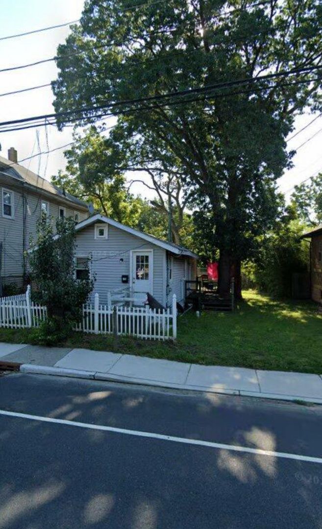 Pleasantville House: 120 N New Road