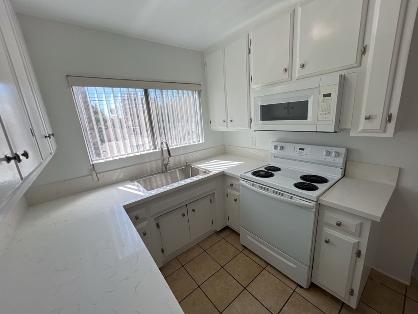 Burbank Apartment: 601 E. Angeleno Ave.
