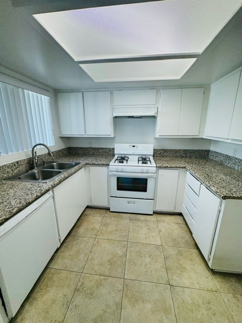 Burbank Apartment: 410 E. Elmwood Ave.
