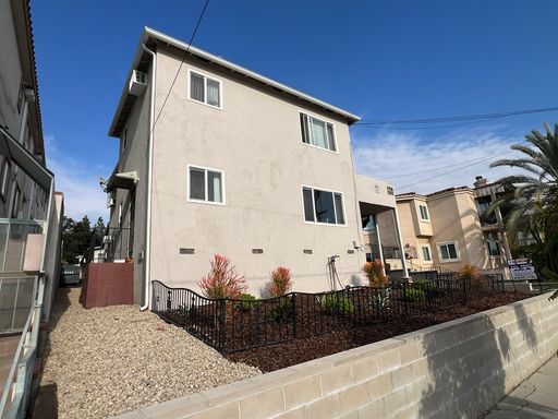 Lower Front 1brm with lots of natural light **Move In Special pay $1000.00 for 3 Months OAC** – photo 1