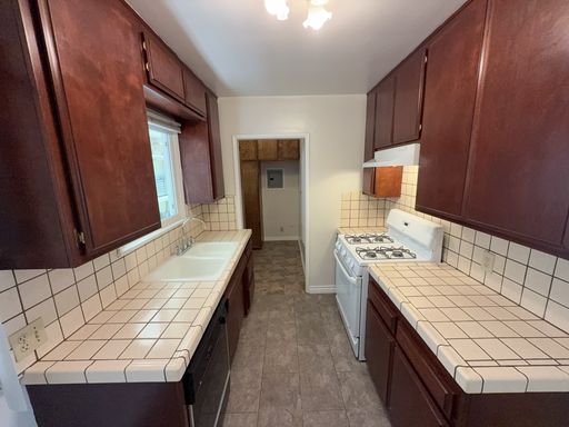 Upper 1 bedroom -1 Bathroom! With 1 Parking Space and Storage *Move In Special pay $1000.00 for 3 Months OAC** – photo 1