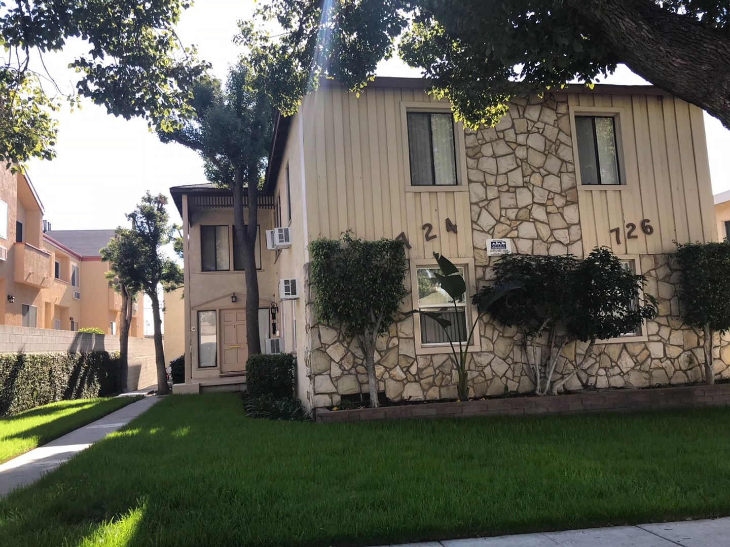 Burbank Apartment: 724-726 E. Cedar Ave.