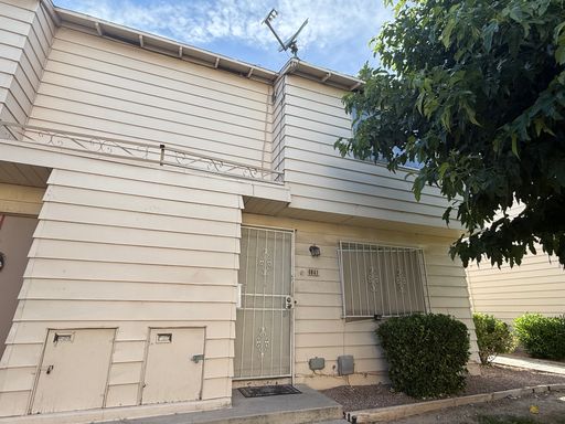 Great 2 car Garage Townhouse with middle courtyard and 3 bedrooms! Being Rennovated – photo 1