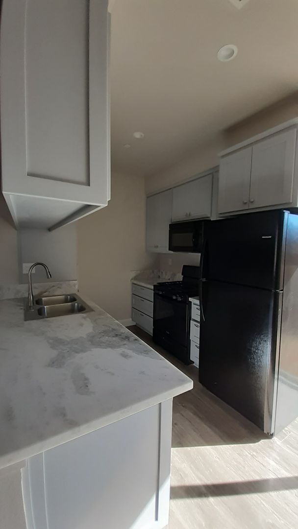 Paradise Apartment: 587 Oakwood Lane