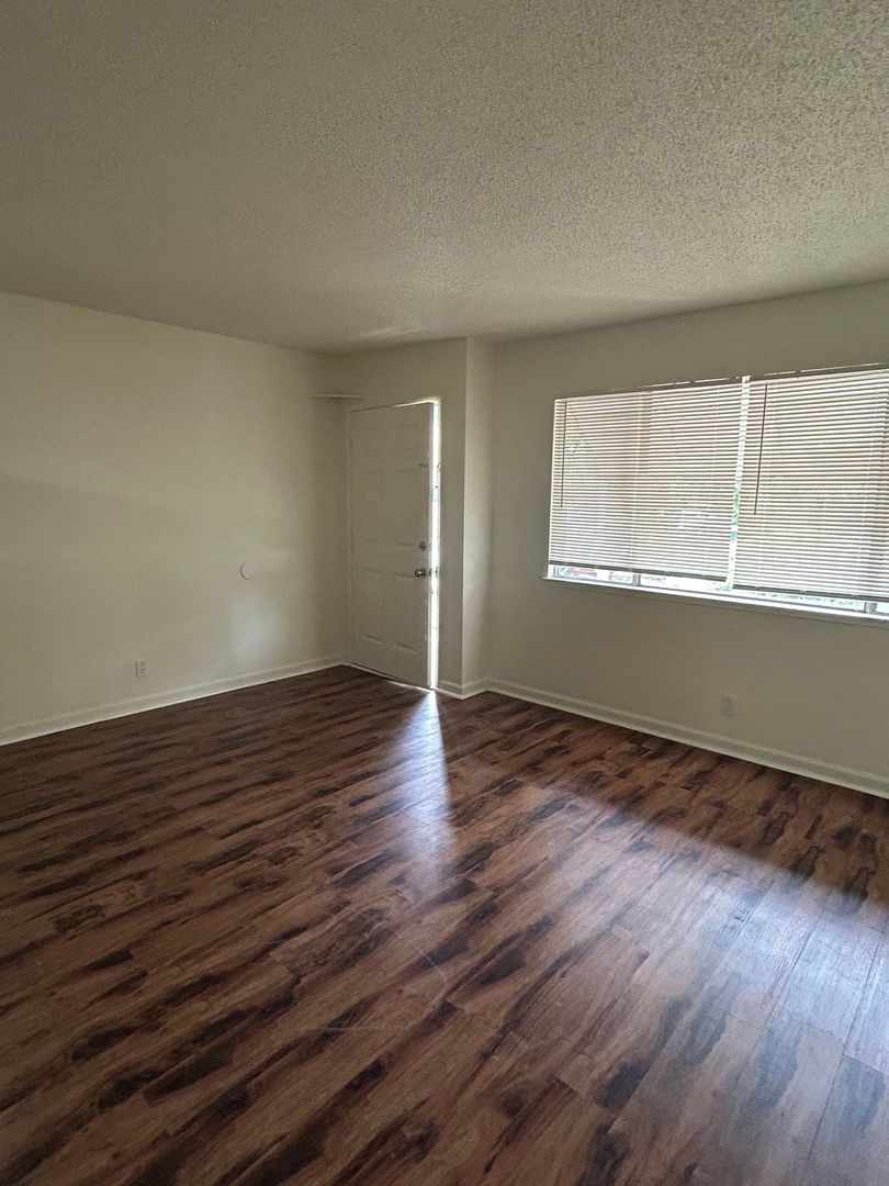 Chico Apartment: 725 W 4th Ave