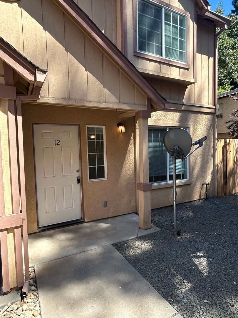 Chico Apartment: 725 W 4th Ave
