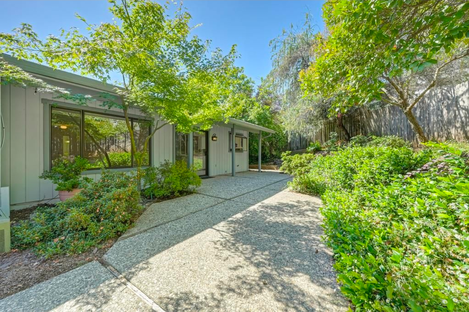 Auburn House: 1545 Wimbledon Dr