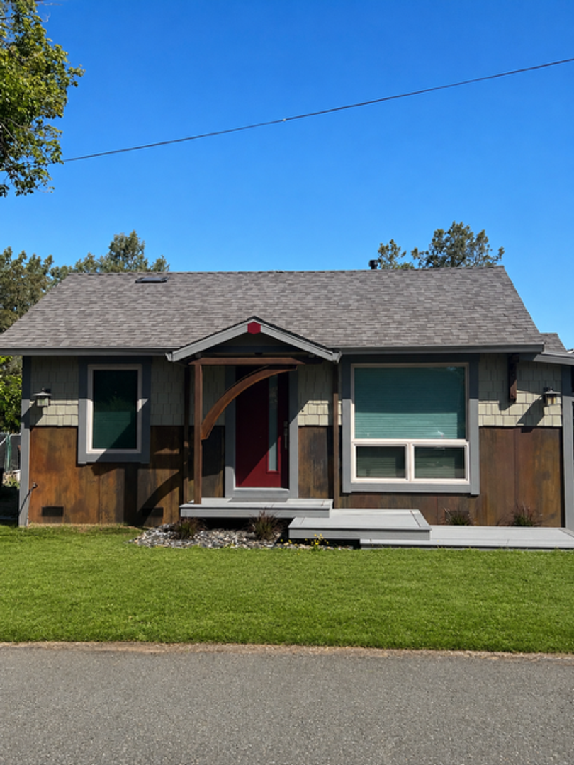 Auburn House: 1695 Lilac Lane