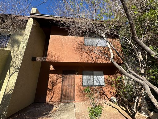 Spacious 2 Bed Townhome with Balcony, Washer/Dryer Included – photo 1