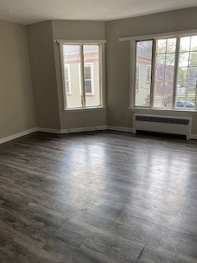 Joliet Apartment: 406 West Buell Avenue