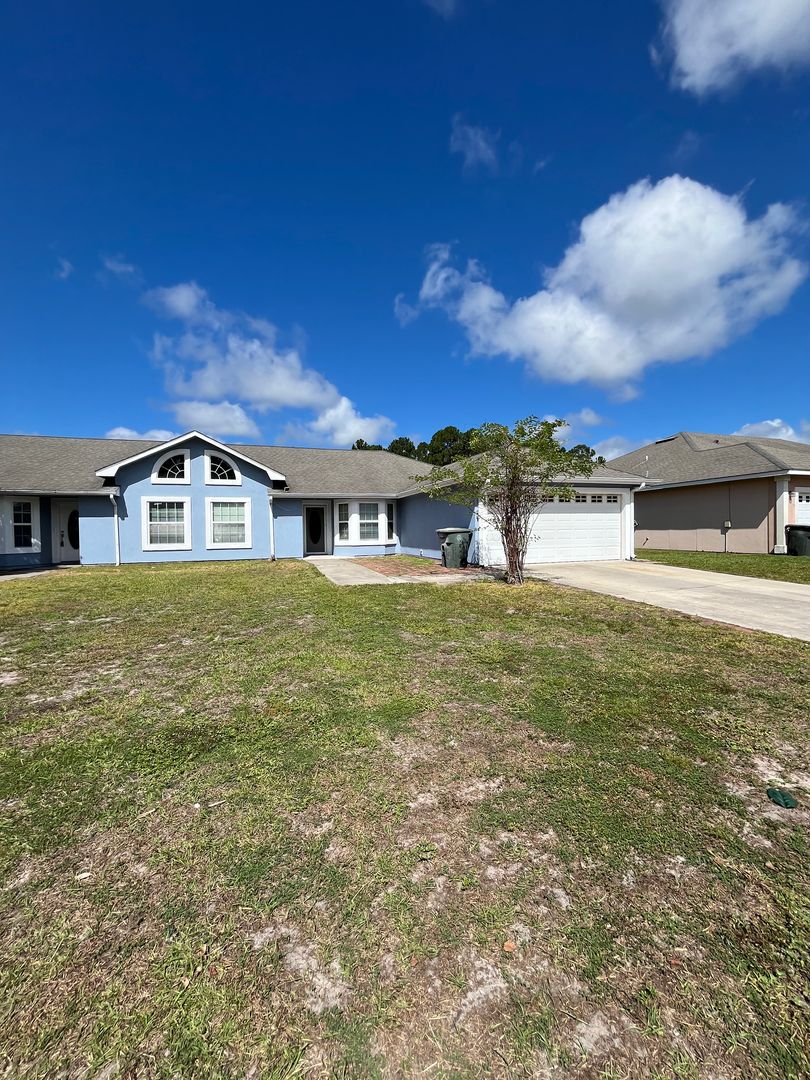 Kingsland Apartment: 209 Royal Palms Ave