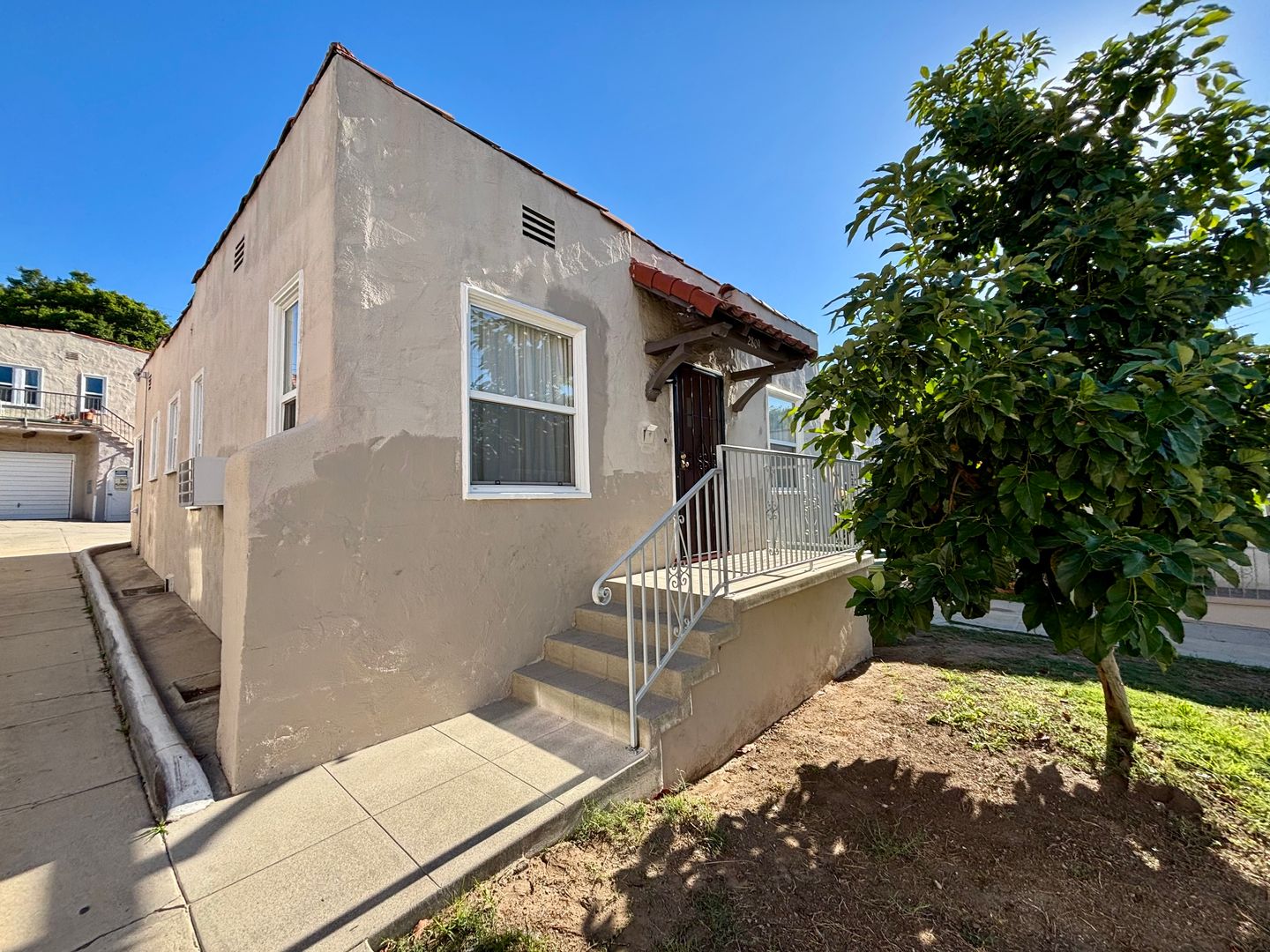 Los Angeles Apartment: 2809-2821.5 Rowena Avenue