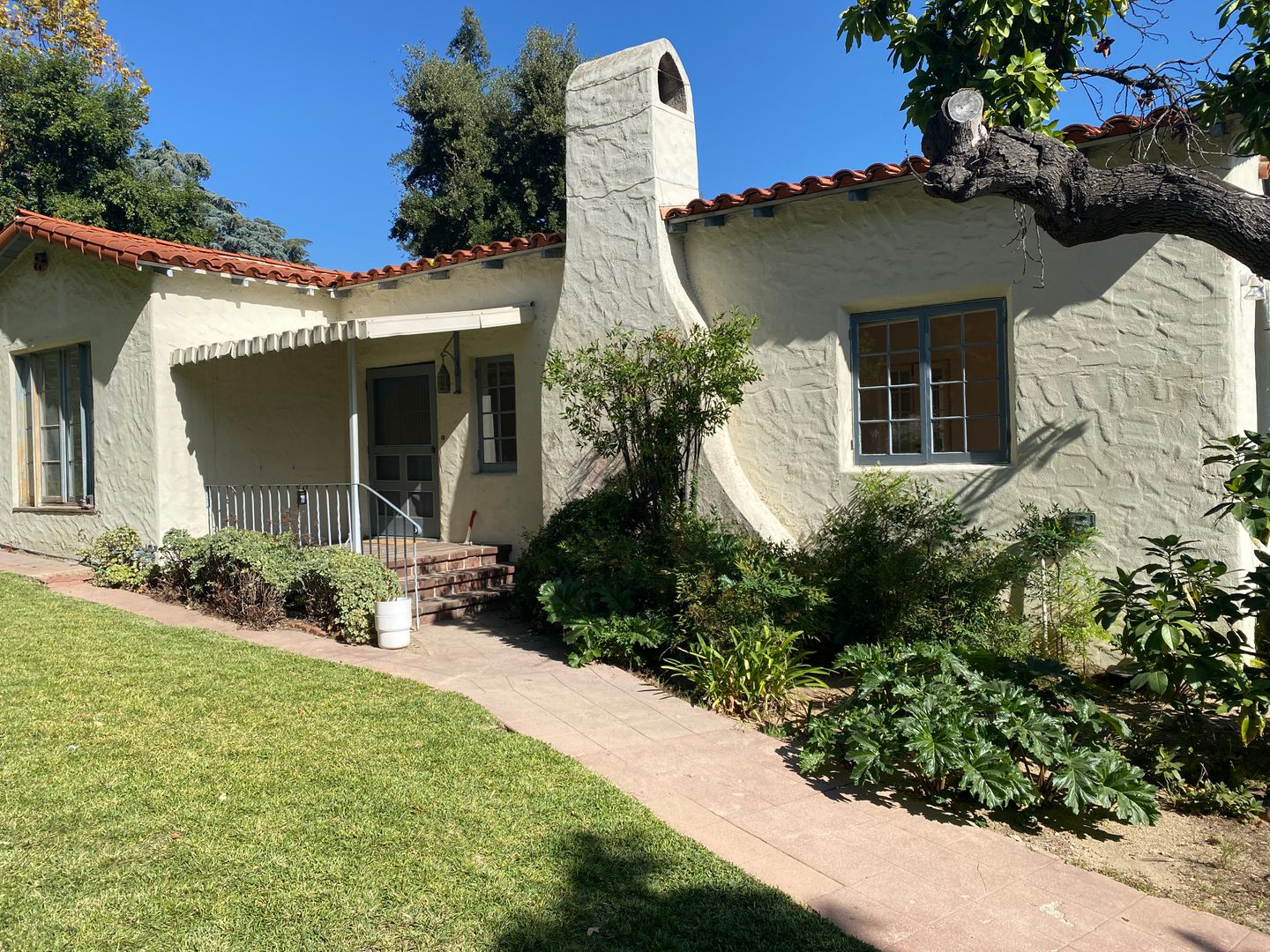La Canada House: 4918 Commonwealth Ave