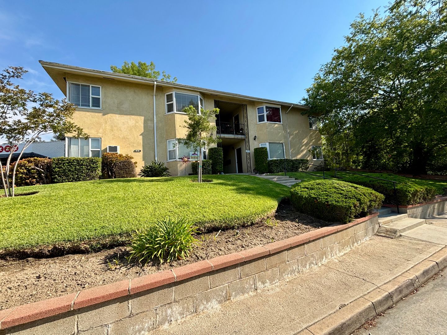Altadena Apartment: 1915 Minoru Dr.