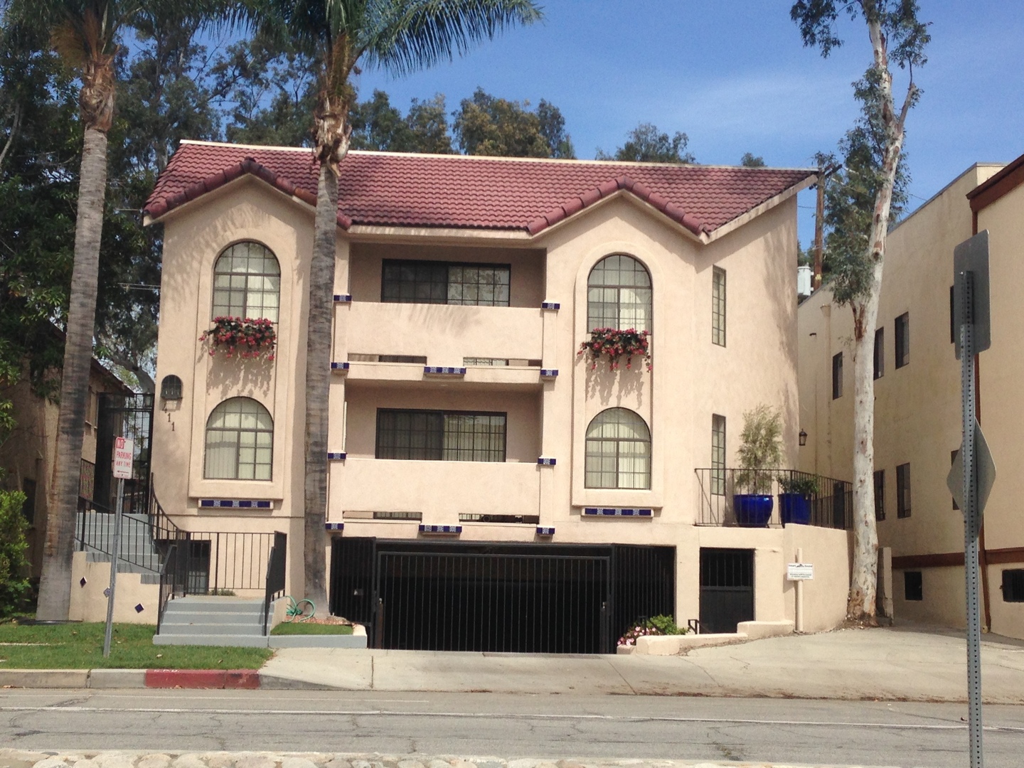 Burbank Apartment: 411 W Riverside Dr
