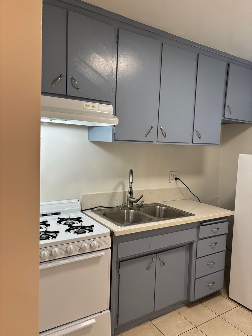 Burbank Apartment: 220 W. Spazier Ave