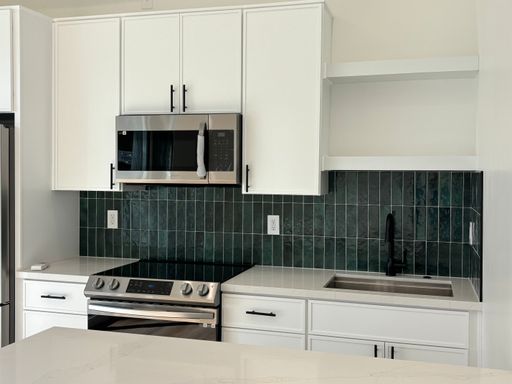 Coming Soon - Spacious Studio with cozy backyard – photo 1